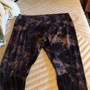 lululemon leggings size 18 barely worn no wear on them, just wrong size